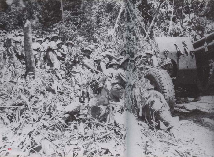 Những khẩu đại bác 105 ly nặng trên hai tấn đã được bộ đội ta kéo qua những đèo dốc gập nghềnh, cao vút và đưa vào vị trí chờ ngày nổ súng.